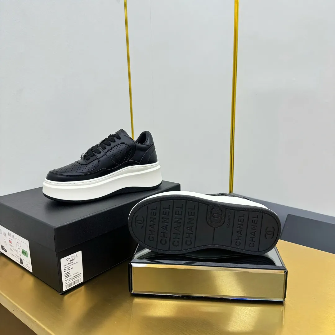 👟👟Ex-factory price 600👟👟 Upgraded version, upgraded version, upgraded version! No rebuttal accepted! ! ! ! Chanel Chanel panda shoes! 2025 counter's top casual sports shoes. This classic design; the upper is electro-embroidered with a variety of techniques; the outsole is fashionable and sporty; the unusual inclusion of a variety of color matching elements... The diversified mix and match is very good-looking and versatile, and can be used for leisure, fashion, sports, and outdoor... ꫛꫀꪝ Go➫ Materials: ❶Upper made of: original imported first-layer silk cowhide + original waterproof cloth + original first-layer cowhide ❷Inner lining: Original Yangli+Net ❸Outsole based on: Original TPU combination outsole Counter boutique packaging complete set for women 35–41 👉 👉
